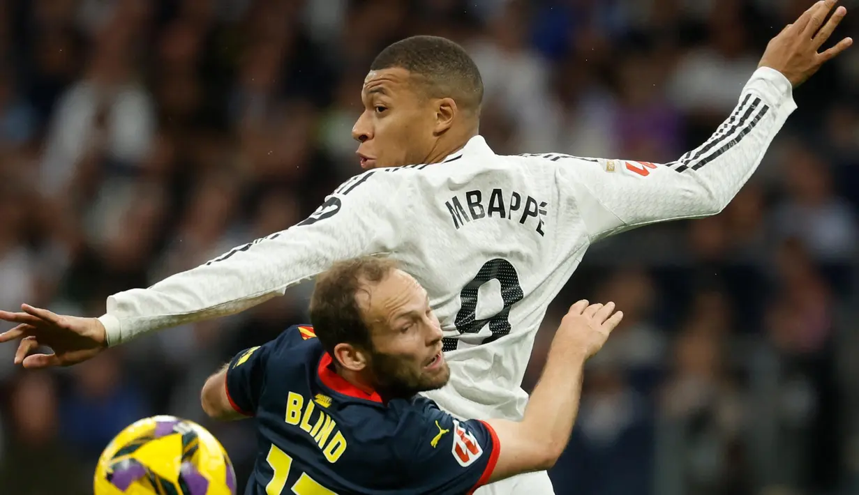 Permainan kedua tim berlangsung terbuka sejak menit pertama. Meski Real Madrid coba mengontrol pola permainan, Girona tetap memberikan perlawanan. Kedua tim bergantian menciptakan peluang. (Pierre-Philippe MARCOU/AFP)