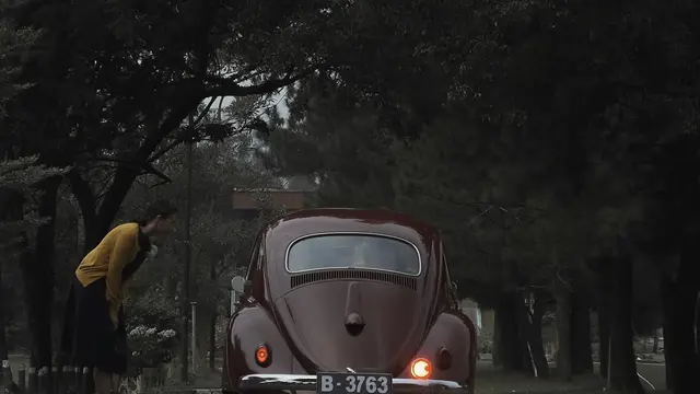 Berlatar Tahun 1955, Ini 7 Gaya Della Dartyan Dalam Film Kambodja