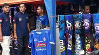 Para pedagang kaki lima di area Stadion Kanjuruhan, Malang, jelang final Piala Presiden 2019 antara Arema FC Vs Persebaya, Jumat (12/4/2019).(Bola.net/Asad Arifin)