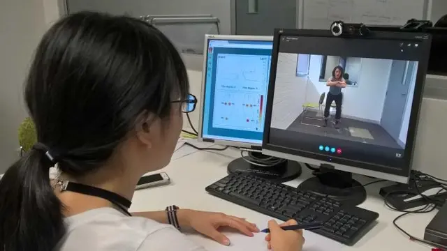Kaus kaki memiliki sensor yang terpasang di dalamnya dan informasi itu ditampilkan dalam konsultasi video (Deepti Aggarwal)