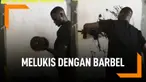 Pria Ini Melukis The Rock Sambil Angkat Barbel