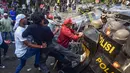 Massa yang menolak eksekusi lahan Hotel Sultan terlibat bentrok dengan petugas pengamanan gabungan di kawasan Gelora Bung Karno (GBK), Jakarta, Kamis (18/6/2026). (merdeka.com/Arie Basuki)