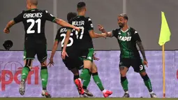 Gelandang Sassuolo, Francesco Caputo (kanan) berselebrasi usai mencetak gol ke gawang Juventus pada pertandingan lanjutan Liga Serie A Italia di stadion Mapei di Reggio Emilia (15/7/2020). Juventus bermain imbang 3-3 atas Sassuolo. (AFP/Marco Bertorello)