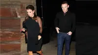 Istri kapten MU Wayne Rooney, Coleen Rooney yang tengah hamil besar, dengan percaya diri memakai gaun hitam dengan lengan berjaring.(Sumber: Caughtoffside.com)