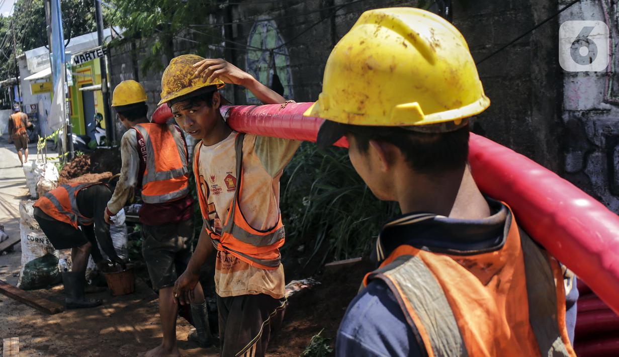 Pekerja informal melakukan pengerjaan menarik kabel di Jakarta, Kamis (2/12/2021). Kementerian Ketenagakerjaan (Kemnaker) menegaskan tidak hanya menyiapkan program bagi pekerja formal seperti Bantuan Subsidi Upah (BSU), tetapi juga bagi pekerja informal. (Liputan6.com/Johan Tallo)