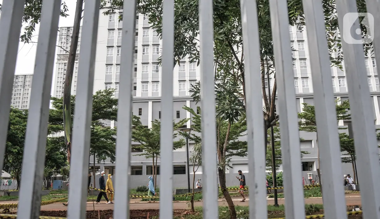 Pasien positif Covid-19 berolahraga saat menjalani isolasi di RSDC Wisma Atlet Kemayoran, Jakarta Pusat, Senin (21/2/2022). Kepala Penerangan Kogabwilhan-I Kolonel Marinir Aris Mudian mengungkapkan jumlah pasien yang dirawat di RSDC Wisma Atlet Kemayoran terus menurun. (merdeka.com/Iqbal S. Nugroho)