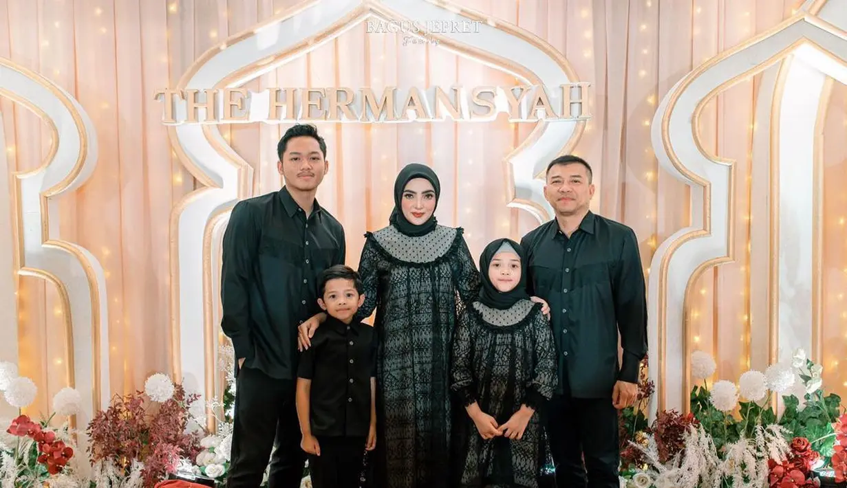 Kembaran outfit keluarga bernuansa hitam justru bikin foto keluarga terlihat elegan [@ashanty_ash]