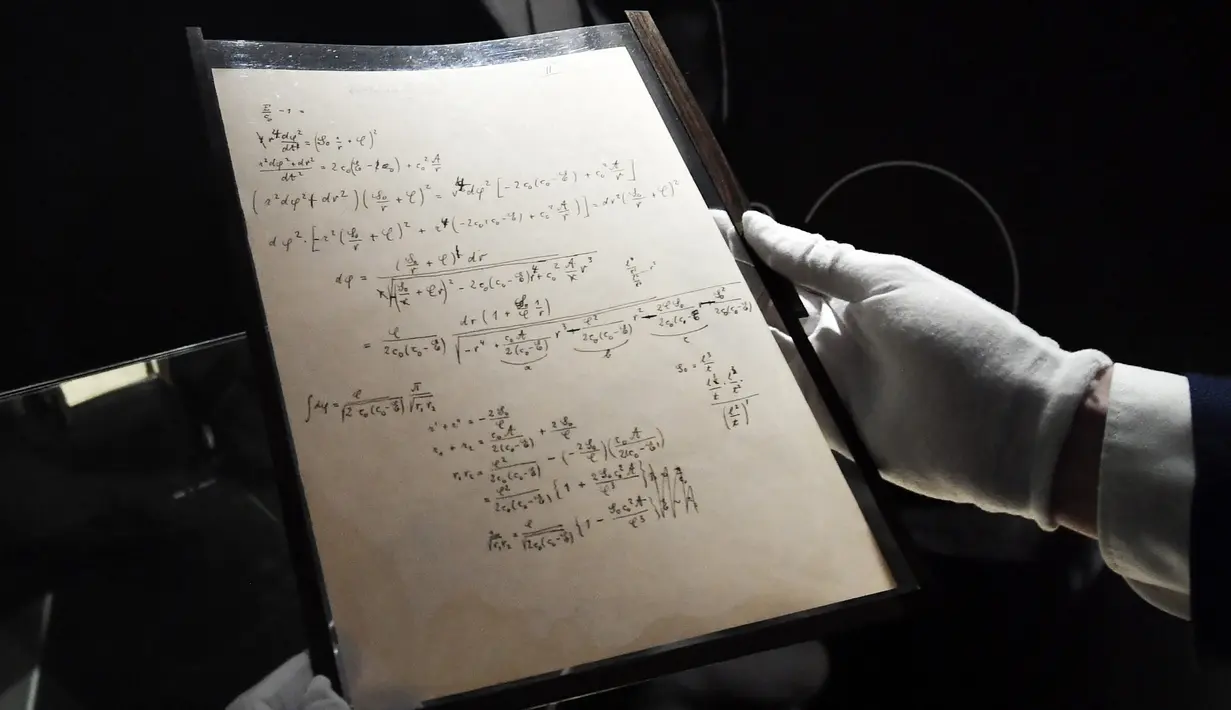 Salah satu naskah persiapan teori relativitas umum Albert Einstein ditampilkan saat presentasi sehari sebelum dilelang di Rumah Lelang Christie, Paris, Prancis, 22 November 2021. Naskah ini hampir seperti keajaiban, karena dokumen kerja tersebut dianggap sederhana. (Alain JOCARD/AFP)