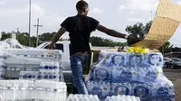 Produk air minum dalam kemasan dibagikan di tempat distribusi Koalisi Respons Cepat Mississippi pada 31 Agustus 2022 di Jackson, Mississippi, Amerika Serikat. (BRAD VEST/GETTY IMAGES NORTH AMERICA/GETTY IMAGES VIA AFP)