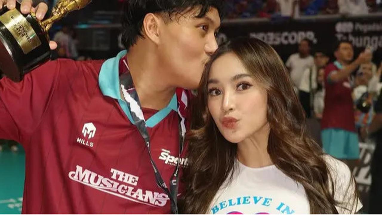 Potret Mahalini Raharja dan Selina Pakai Kaos Kembaran Berwajah Rizky Febian, Dukungan Maksimal Anak-Istri di Ajang BAHKAN VOLI 2
