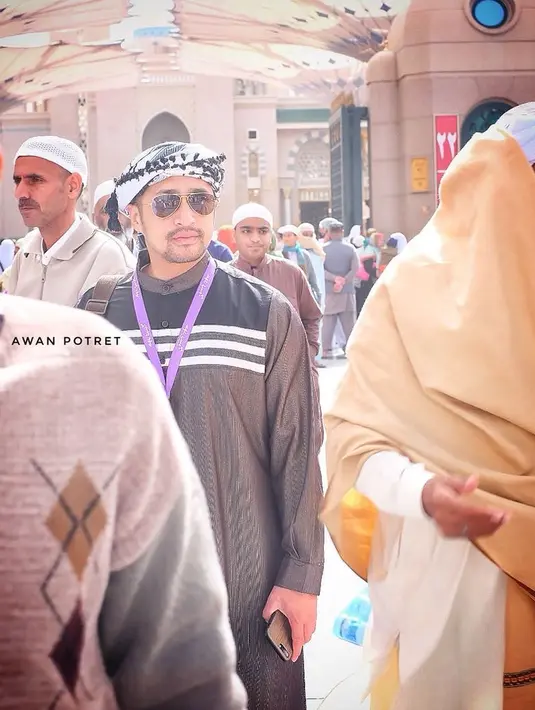 Sebanyak 91orang anggota keluarga besarnya diboyong Irfan untuk pergi ke kota suci Mekkah dan menunaikan ibadah umroh. Di balik kebahagiaan tersebut, ternyata ada cerita yang cukup memilukan. (Instagram/irfanhakim75)