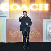 Kang Min Hyuk menjadi tamu VIP yang turut hadir di acara Grand Opening The Coach Restaurant pertama dunia di Mall Grand Indonesia, Jakarta. Bersama selebritas lain, mari kita simak penampilan penuh pesona Kang Min Hyuk di acara ini. [Foto: Document FIMELA/Adrian Putra]