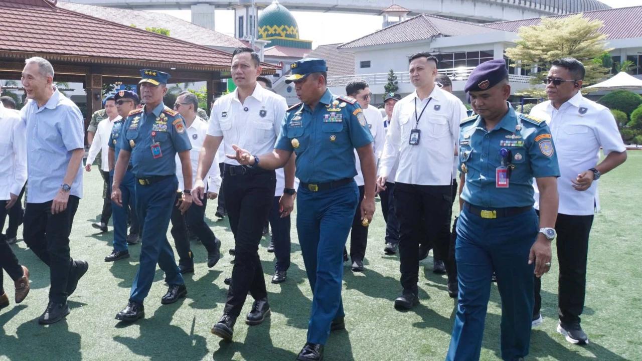 FOTO: Menko IPK Lepas KRI Semarang Kirim Bantuan ke Wilayah Bencana Sumatera