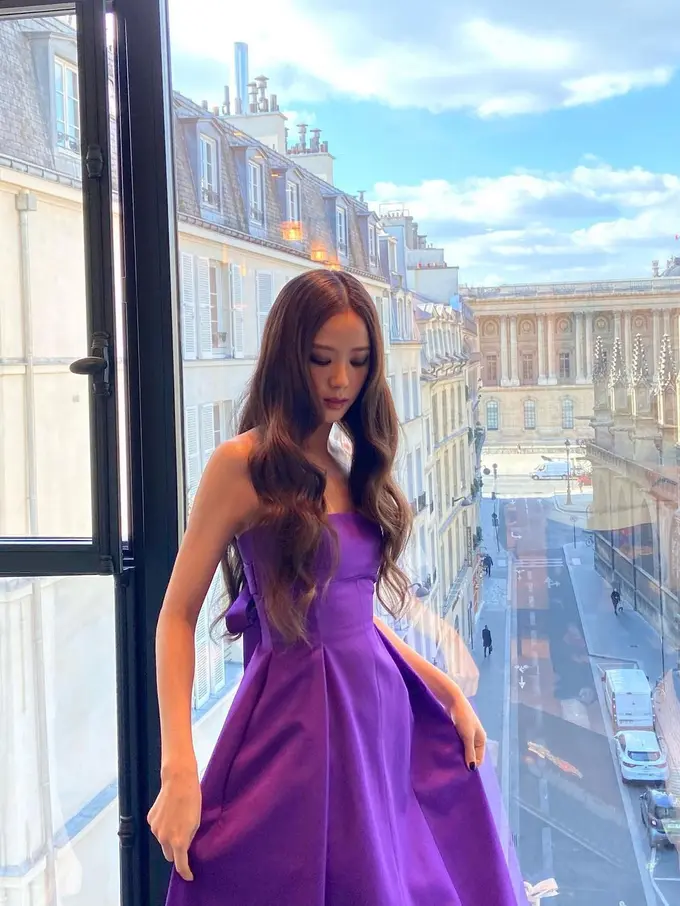 Cantiknya Jisoo Blackpink dalam Balutan Gaun Ungu di Paris Fashion Week 2023