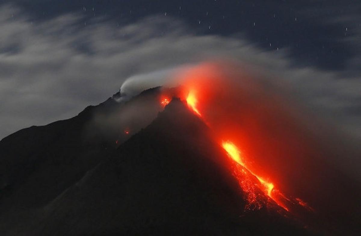 Muntahan lava pijar Gunung Sinabung ancam warga Karo