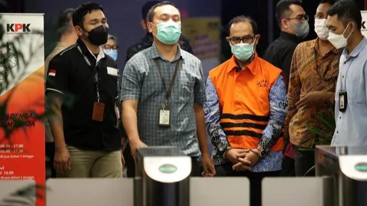 Yosef menyerahkannya melalui PNS MA Desy Yustria, Nurmanto Akmal, Prasetio Nugroho, dan Redhy Novarisza. Prasetio dan Rendhy merupakan asisten Gazalba Saleh.