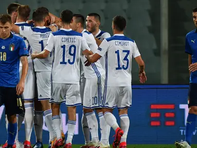 Pemain Bosnia merayakan gol yang dicetak Edin Dzeko ke gawang Italia pada laga UEFA Nations League di  Artemio Franchi, Sabtu (5/9/2020) dini hari WIB. Italia bermain imbang 1-1 atas Bosnia. (AFP/Isabella Bonotto)