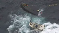 Kapal Korea Utara yang terbuat dari kayu ditemukan oleh Penjaga Pantai Jepang pada 15 November 2017. (9th Regional Japan Coast Guard Headquarters via AP)