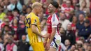 Ekspresi kecewa pemain Arsenal, Declan Rice setelah mendapatkan kartu merah dari wasit pada laga lanjutan Liga Inggris 2024/2025 melawan West Ham United di Emirates Stadium, London, Inggris, Sabtu (31/08/2024). (AP Photo/Alastair Grant)