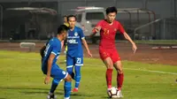 Gelandang Timnas U-23, Feby Eka, dibayangi pemain PSIM saat uji coba di Stadion Sultan Agung, Bantul. (Bola.com/Vincentius Atmaja)