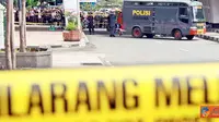 Citizen6, Bandung: Tim GEGANA Polda Jabar, mengamankan paket misterius yang diduga bom, yang tergeletak di depan Masjid pengurus pusat PERSIS, Jabar, di Jalan Perintis Kemerdekaan, Kota Bandung, Jumat (25/3).(Pengirim: Aris Rahmandy)