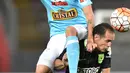 Pemain Atletico Nacional, Alejandro Guerra (kanan) saat beradu bola dengan pemain  Sporting Cristal di Stadion Nasional, Lima, April 2016. (CRIS BOURONCLE / AFP)