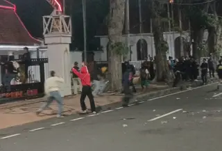 Demo di depan gedung Negara Grahadi Surabaya berlangsung ricuh. (Dok. Merdeka.com)