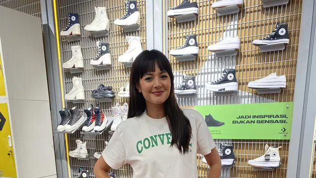 Aurelie Moeremans Mengenakan Converse Run Star Trainer. [Anisha/Fimela]