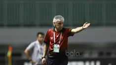 Gaya Ivan Kolev dipinggir lapangan dengan memberikan instruksi kepada para pemain PS TNI melawan Perseru Serui pada Liga 1 2017 di Stadion Pakansari, Bogor, Minggu (18/6/2017). PS TNI menang 1-0. (Bola.com/Nicklas Hanoatubun)