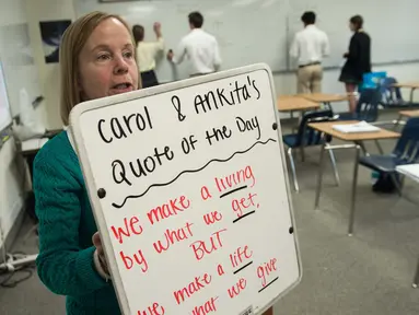 Guru matematika Worcester Prep Linda Bragg menunjukkan papan tulis anti peluru Hardwire di kelas di Berlin, Maryland, (1/3). Papan tulis yang terbuat dari serat polietilen telah dipasang di semua kelas Worcester Preparatory. (AFP PHOTO / Nicholas Kamm)