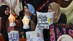 Para wanita menyiapkan dekorasi jelang bulan suci Ramadhan di Kota Gaza, Palestina, 31 Maret 2022. Ramadhan di Palestina akan dimulai pada akhir pekan ini. (MOHAMMED ABED/AFP)