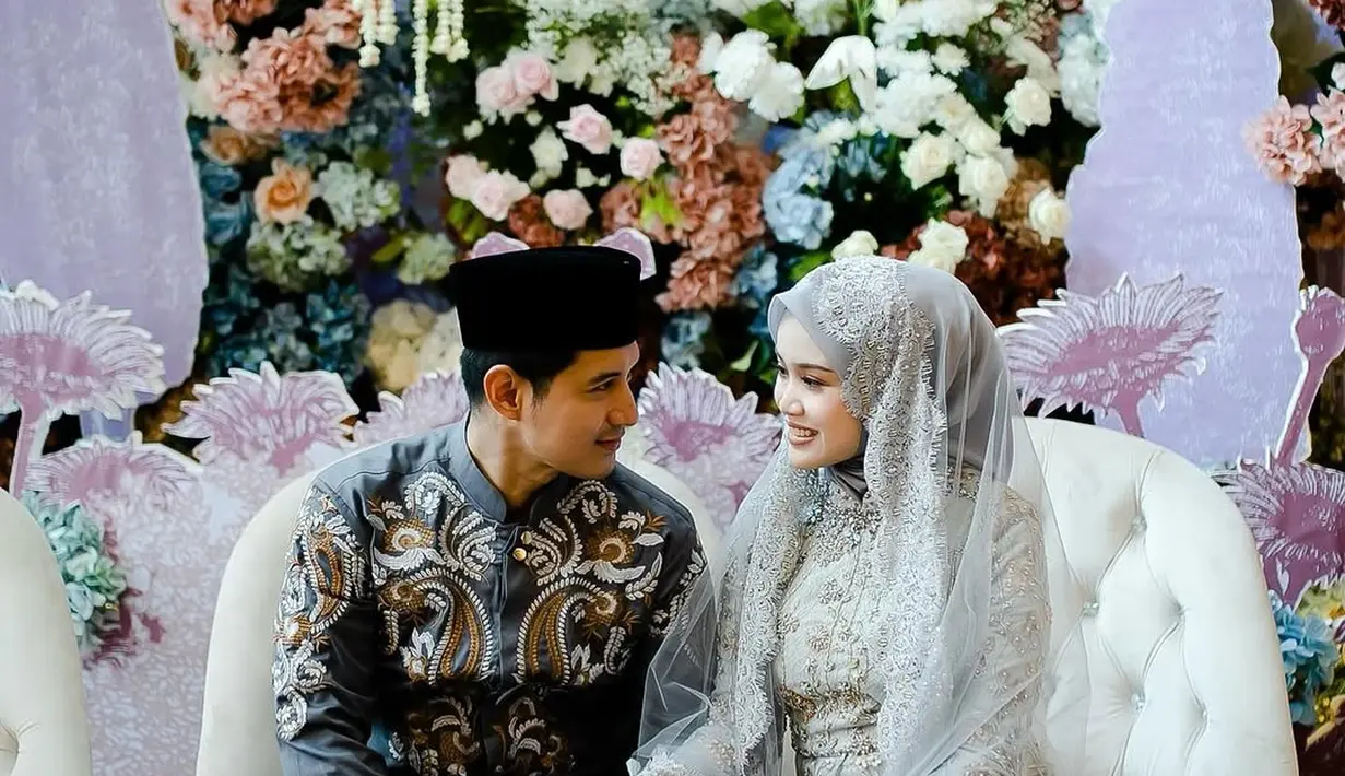 Dea Sahirah mengenakan gaun berbahan lace berwarna abu-abu muda dengan detail bordir yang rumit. @chand_kelvin].