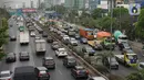 Kendaraan melintasi Tol JORR di kawasan Jakarta Selatan, Selasa (8/10/2019). Kepala Badan Pengatur Jalan Tol (BPJT) Kementerian PUPR Danang Parikesit menyebut kenaikan tarif 21 ruas tol bakal diumumkan usai pelantikan Presiden dan Wakil Presiden periode 2019-2024. (Liputan6.com/Immanuel Antonius)