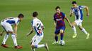 Striker Barcelona, Lionel Messi, berusaha melewati pemain Espanyol pada laga La Liga di Stadion Camp Nou, Rabu (8/7/2020). Barcelona menang 1-0 atas Espanyol. (AP/Joan Monfort)