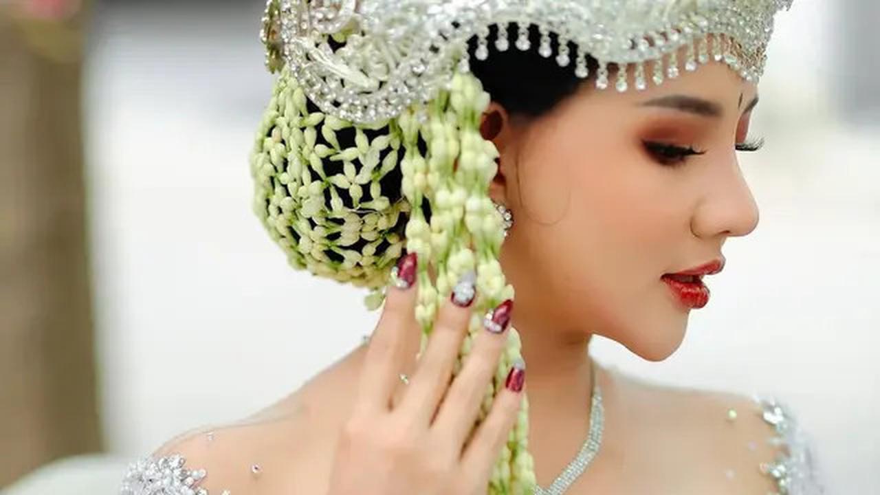 7 Potret Penyanyi Lala Widy Pakai Gaun Pengantin Adat Sunda, Tampil Anggun