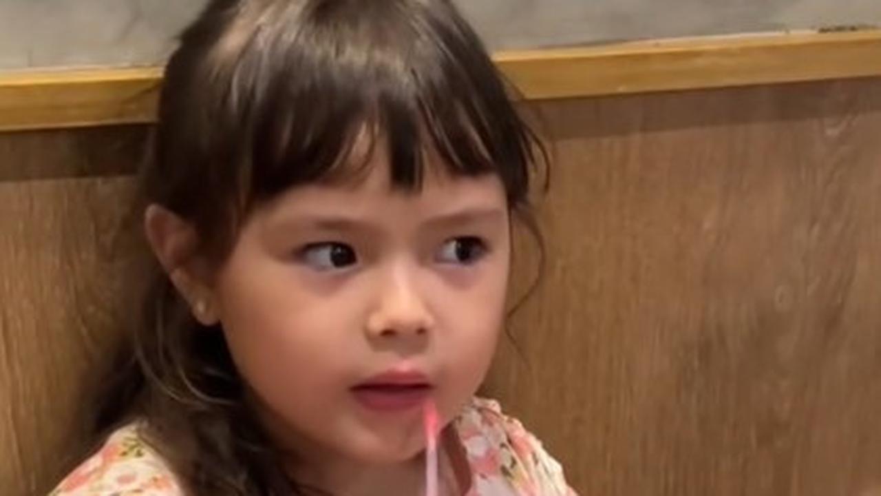 Gemas, Momen Chloe Anak Asmirandah Touch Up Pakai Lipstik Setelah Selesai Makan