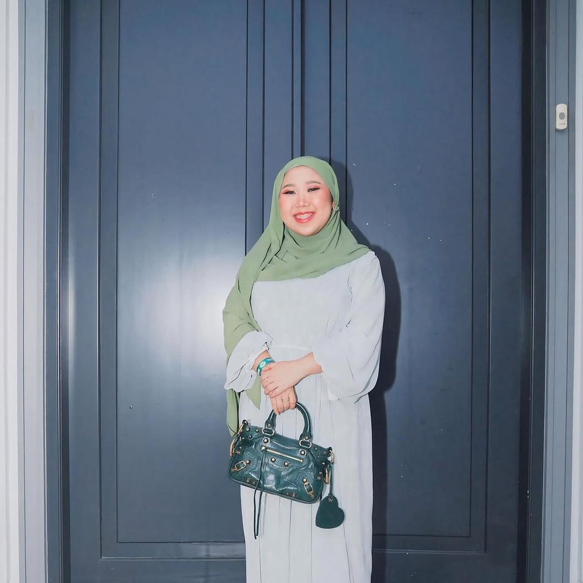 5 Potret Kiky Saputri Tampil Berhijab saat Hadiri Acara Kajian, Penampilannya Curi Perhatian