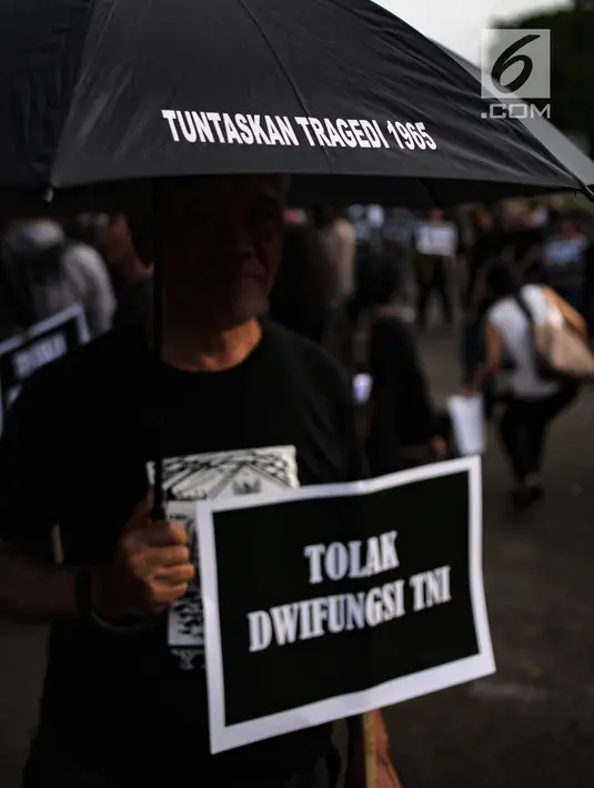 Aktivis Jaringan Solidaritas Korban untuk Keadilan (JSKK) menggelar Aksi Kamisan ke-576 di depan Istana Merdeka, Jakarta, Kamis (28/2). Dalam aksinya mereka menolak kembalinya militer untuk menduduki jabatan sipil. (Liputan6.com/Faizal Fanani)