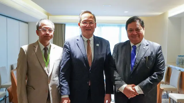 Menko Bidang Perekonomian Airlangga Hartarto melakukan pertemuan bilateral dengan Menteri Ketenagakerjaan Singapura Tan See Leng di sela-sela pertemuan AZEC pada Rabu, 21 Agustus 2024. (Foto:ekon.go.id)