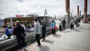 Orang-orang mengantre untuk membeli udang spot segar sambil menerapkan jaga jarak sosial di Steveston Fisherman's Wharf di Richmond, British Columbia, Kanada (5/6/2020). Musim udang spot tahun ini tertunda akibat kurangnya pasar selama pandemi COVID-19. (Xinhua/Liang Sen)
