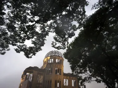 Pohon membingkai Kubah Bom Atom di Hiroshima, Jepang barat, Kamis (15/7/2021). 6 Agustus 2021, menandai peringatan 76 tahun pengeboman atom AS. (AP Photo/Eugene Hoshiko)