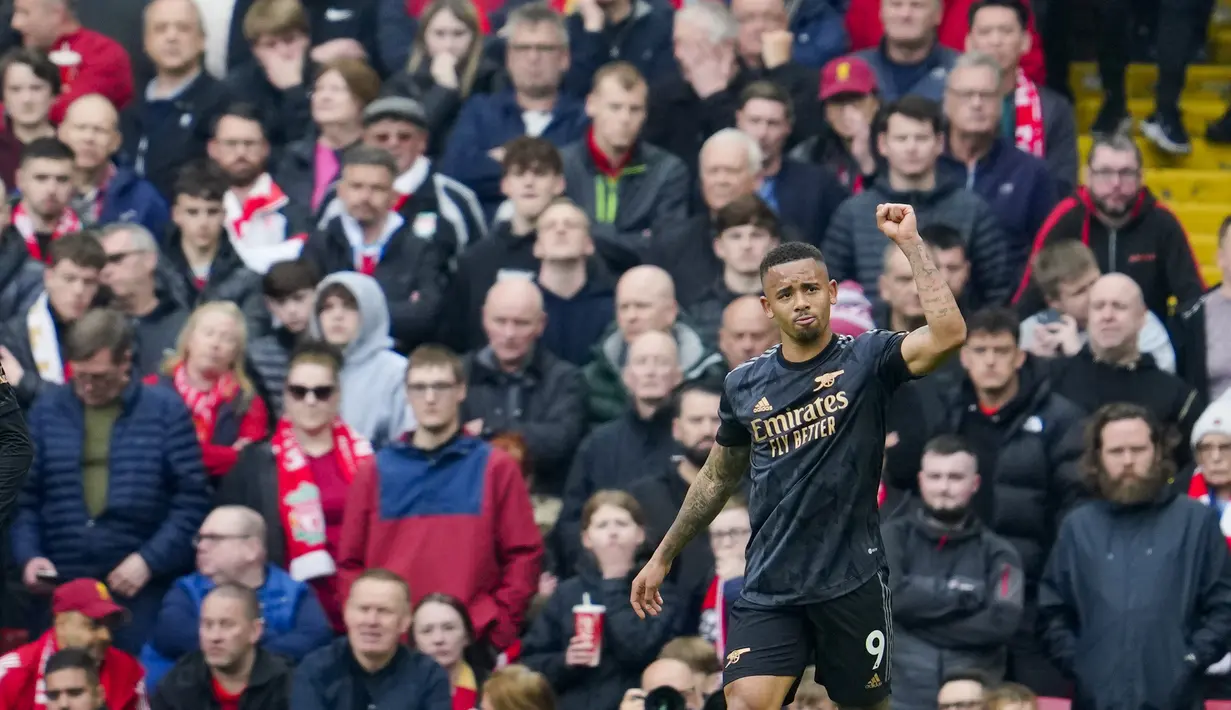 Selebrasi striker Arsenal, Gabriel Jesus setelah mencetak gol kedua timnya ke gawang Liverpool pada laga lanjutan pekan ke-30 Liga Inggris 2022/2023 di Anfield Stadium, Liverpool, Minggu (9/4/2023) malam WIB. (AP Photo/Jon Super)