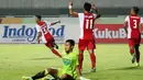 Pemain PSM Makassar, Muchlis Hadi Ning merayakan golnya ke gawang Persib Bandung pada laga Torabika SC 2016 di Stadion Gelora Bandung Lautan Api, Bandung, Sabtu (2/7/2016). (Bola.com/Nicklas Hanoatubun)