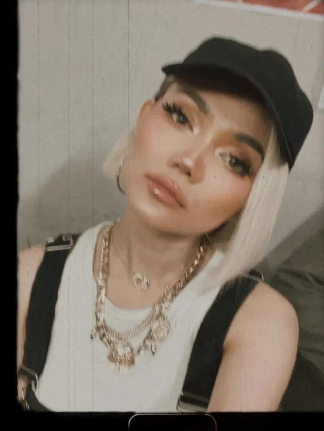 Gaya Rina Nose ketika meniru Agnez Mo (Foto: Instagram rinanose16)