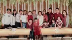 Sama-sama punya kesibukan, momen kumpul bareng ini tentunya berharga. Jelang hari Raya Natal, kebahagiaan terpancar jelas di wajah keluarga Glenn Alinskie dan Chelsea Olivia ini. Para anggota keluarga kompak mengenakan baju warna merah dengan motif yang berbeda-beda. Penampilan anak-anak juga tak kalah mencuri perhatian karena lucu dan menggemaskan. (Liputan6.com/IG/@glennalinskie)