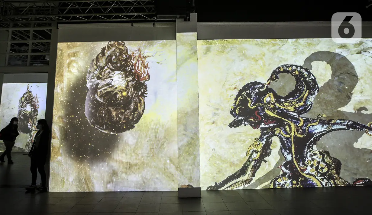 Pengunjung melihat karya proyeksi video mapping di pameran imersif Affandi: Alam, Ruang, Manusia di Galeri Nasional Indonesia, Jakarta, Rabu (28/10/2020). Pameran berlangsung hingga 25 November 2020. (Liputan6.com/Johan Tallo)