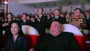 Pemimpin Korea Utara Kim Jong-un (kanan) dan istrinya Ri Sol Ju menonton pertunjukan di Pyongyang, Selasa (16/2/2021). Ri terakhir terlihat di media massa pada 26 Januari 2020, saat mendampingi Kim menyaksikan pagelaran seni memperingati Hari Raya Imlek sehari sebelumnya. (STR/AFP/KCNA VIA KNS)