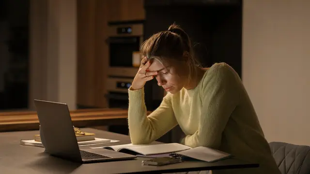 Lelah Bukan Alasan Menyerah! Ini Cara Sehat Mengatasi Burnout tanpa Harus Resign dari Pekerjaan - Cover