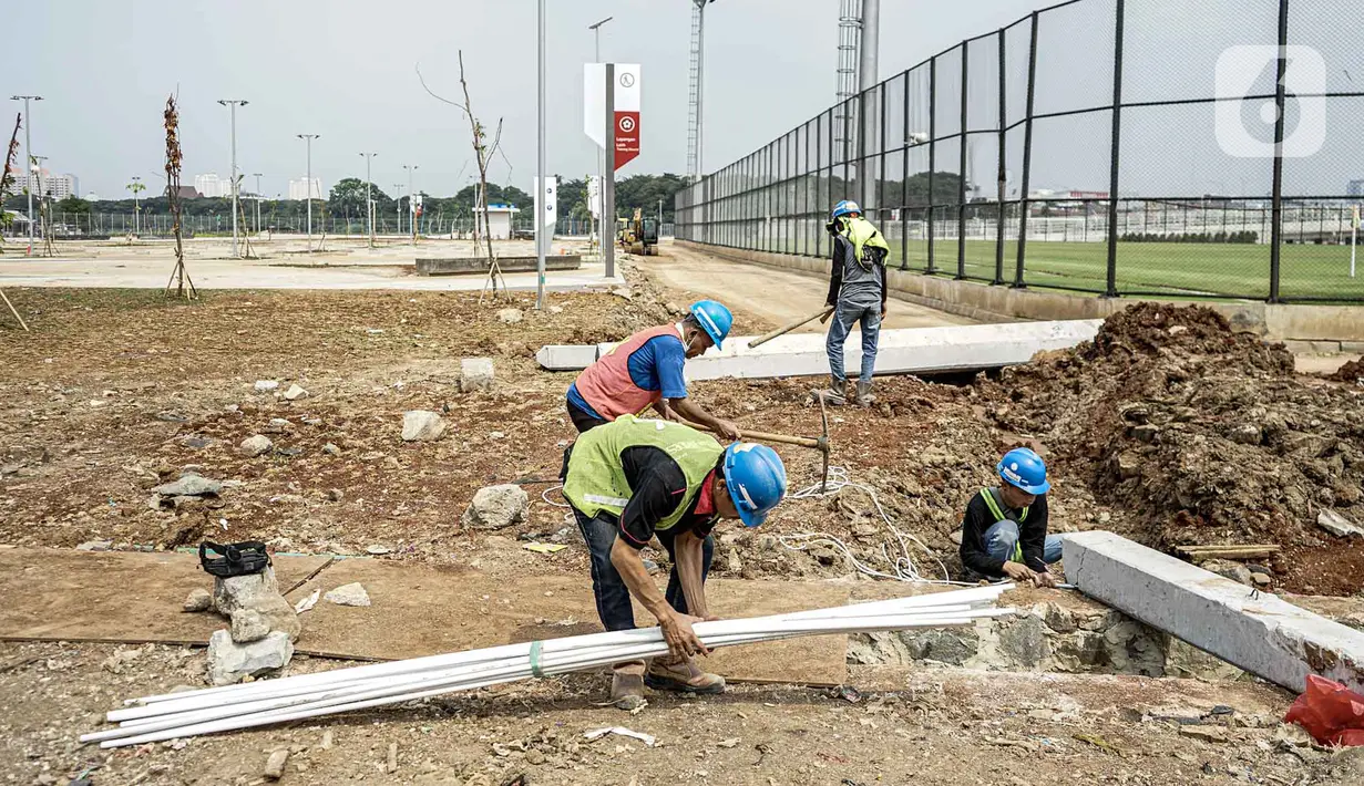 Aktivitas pekerja di lahan bekas Kampung Bayam, Jakarta, Rabu (11/5/2022). PT Jakpro memulai pembangunan rumah susus di atas lahan bekas gusuran Kampung Bayam yang disebut Kampung Susun Bayam. (Liputan6.com/Faizal Fanani)