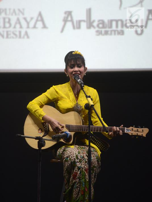 Peyanyi Ratna Listi dengan berbaju kebaya bermain gitar di Auditorium CGV Cinemas, Grand Indonesia, Jakarta, Sabtu (21/4). Rangkaian acara 1000 Kartini Nusantara ini untuk memperingati Hari Kartini. (Merdeka.com/Imam Buhori)